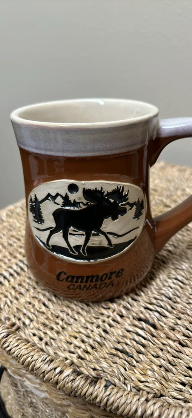 Three large coffee mugs in “like new” condition image indicator(3)