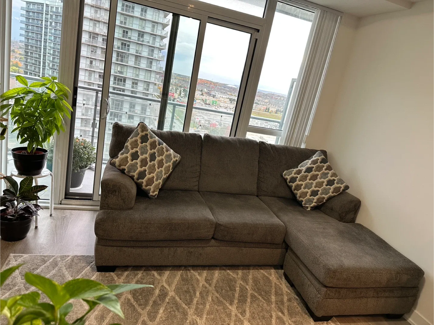 Grey Sectional Sofa with lounge Chaise image indicator(3)