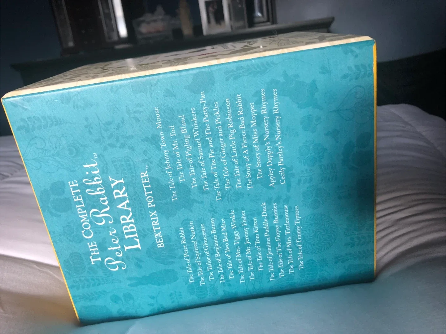 The Complete Peter Rabbit Library by Beatrix Potter image indicator(2)