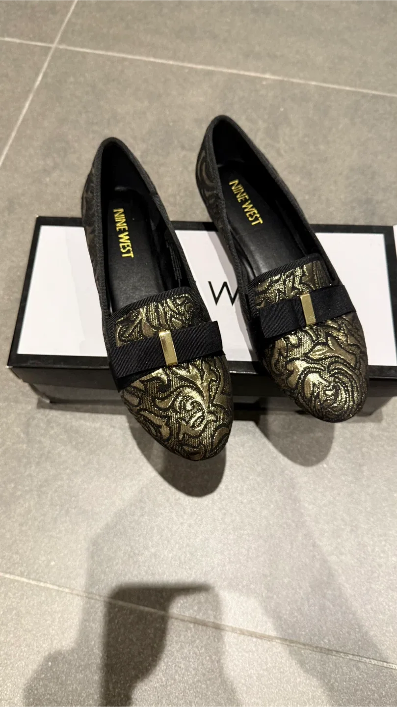 Nine West Gold & Black Loafers - Size 5.5 image indicator(3)