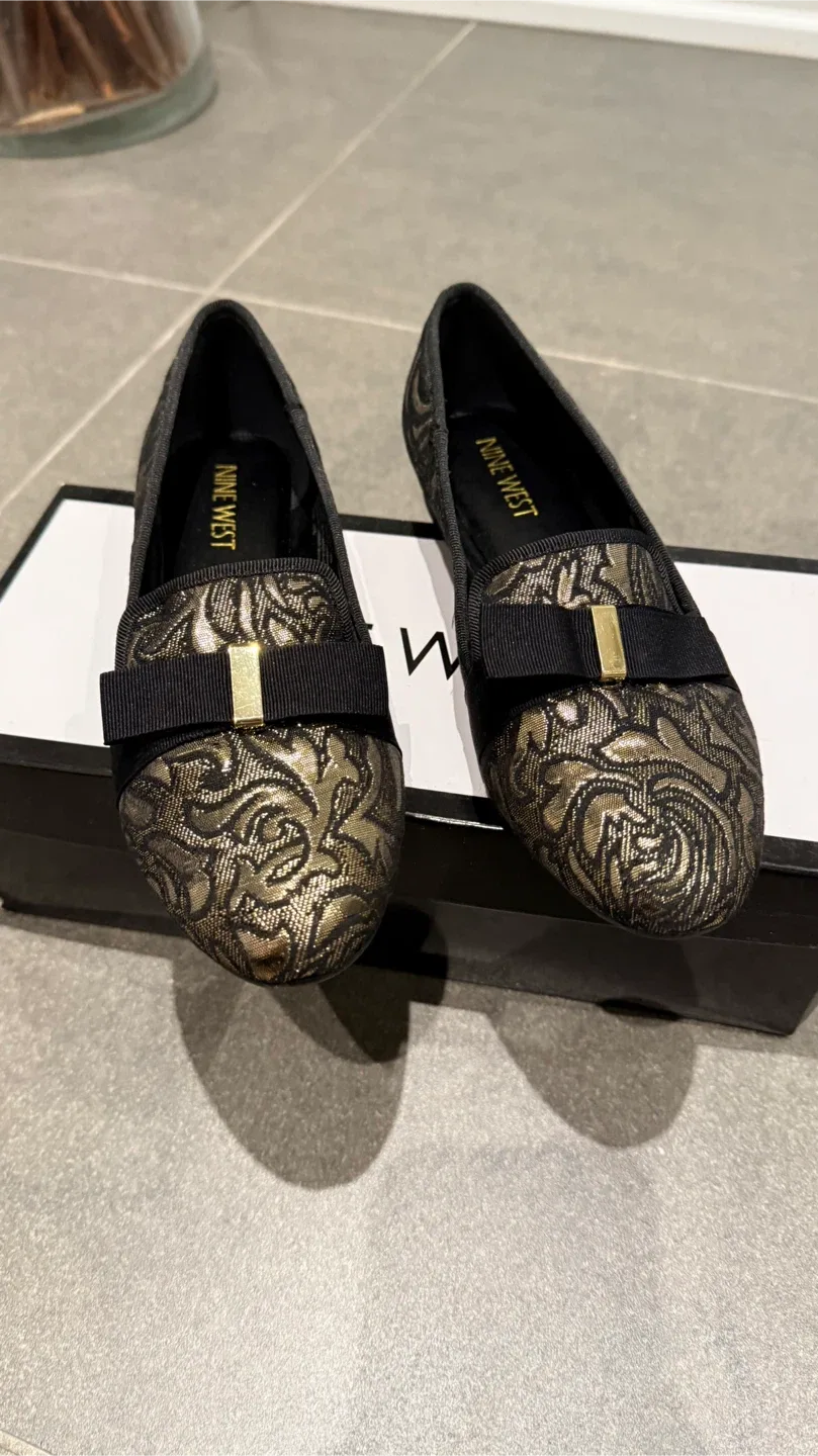 Nine West Gold & Black Loafers - Size 5.5 image indicator(5)