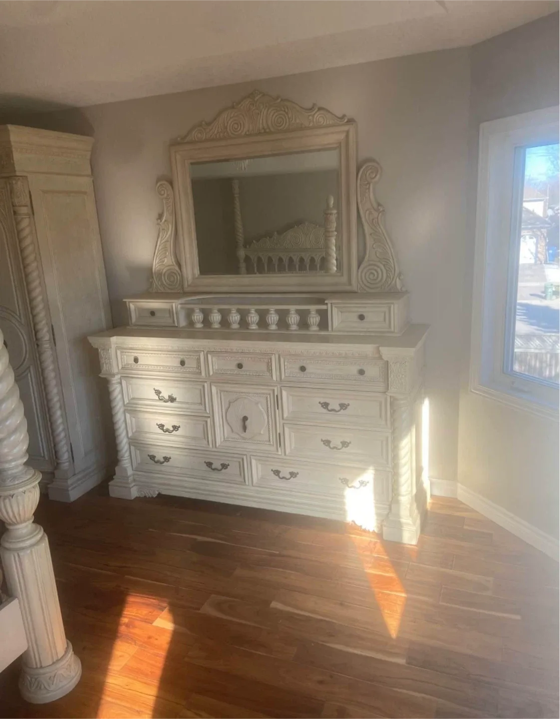 Antique White Ornate king Bedroom Set image indicator(2)