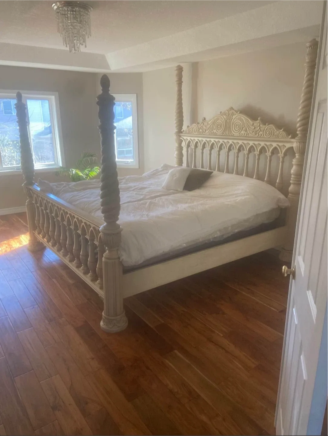 Antique White Ornate king Bedroom Set thumbnail
