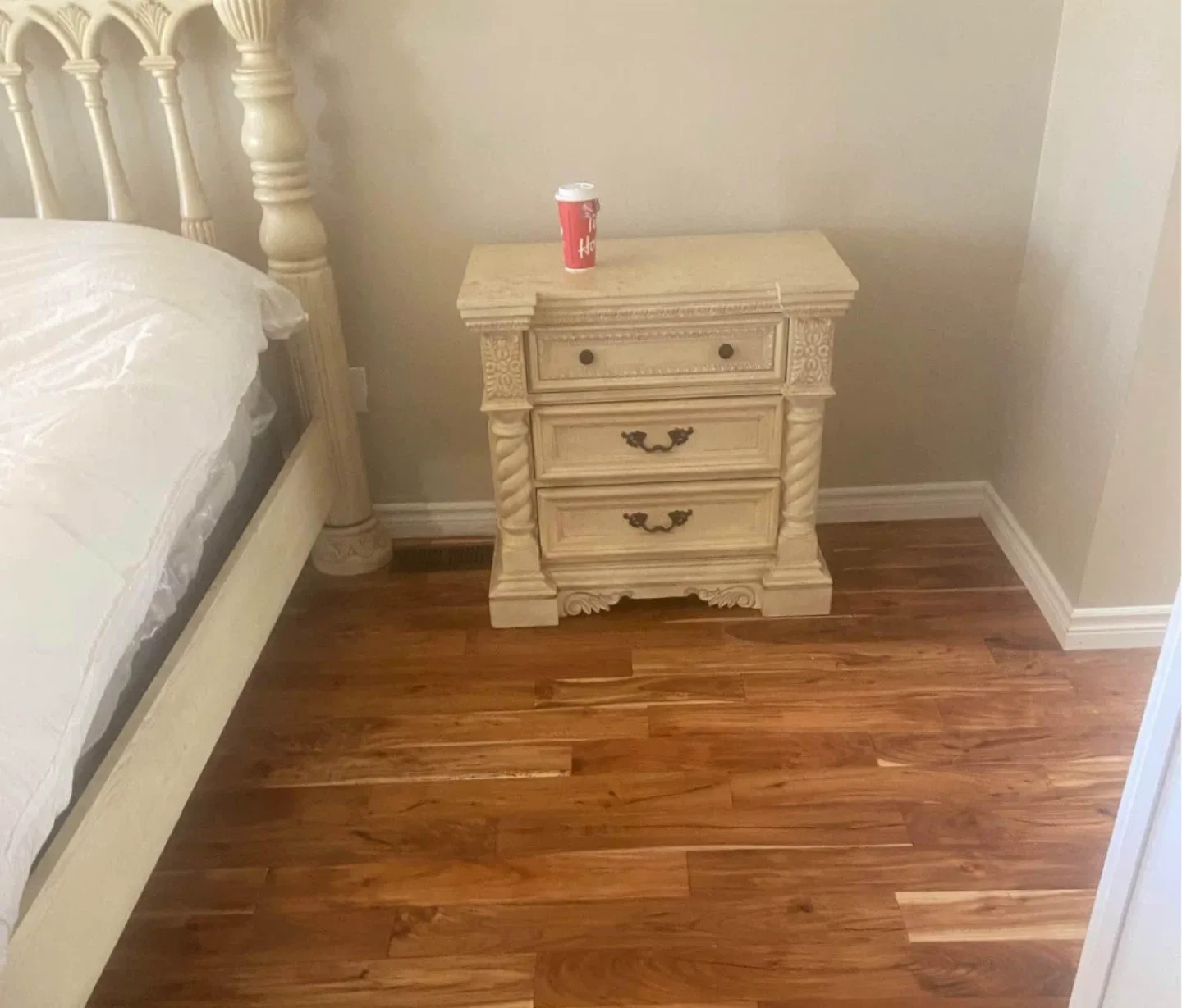 Antique White Ornate king Bedroom Set image indicator(3)