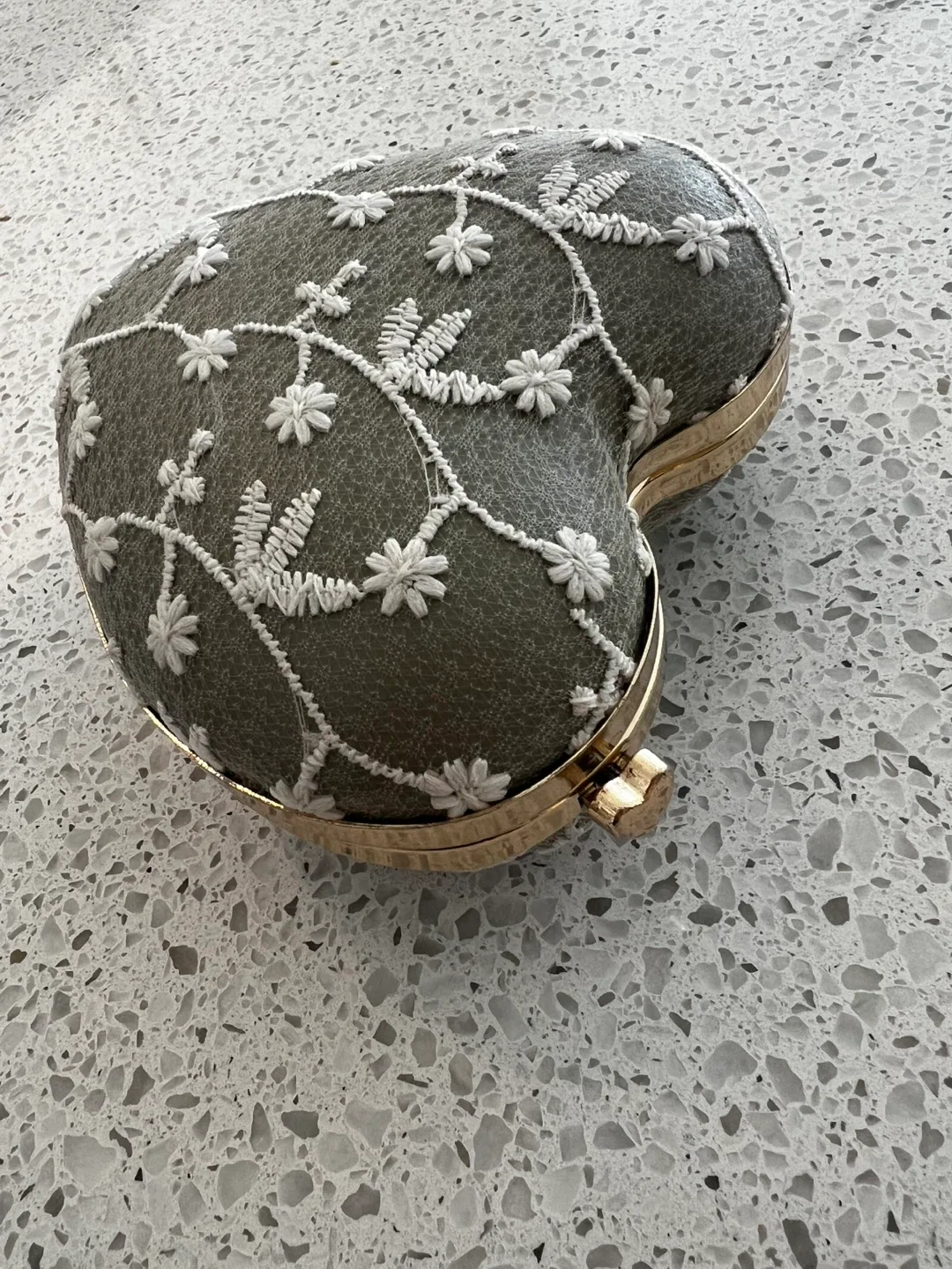 Heart Shaped Embroidered Clutch Purse image indicator(4)