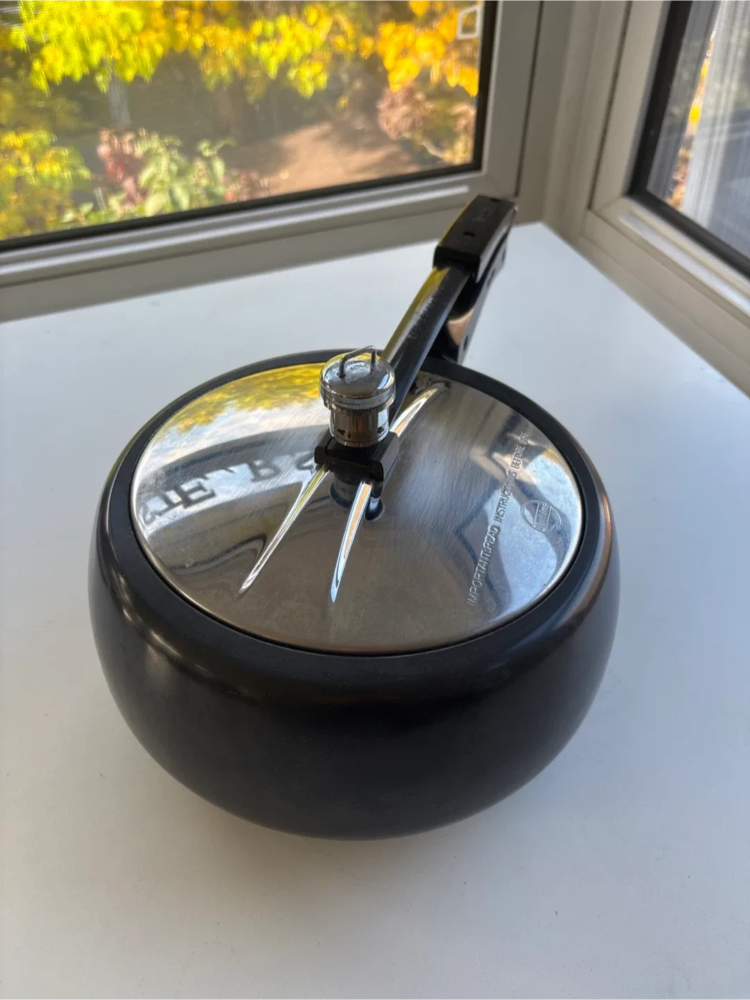 Hawkins Contura Black Pressure Cooker image indicator(2)