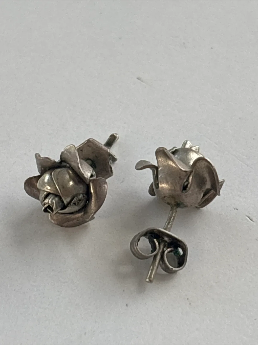 Rose Stud Earrings image indicator(2)