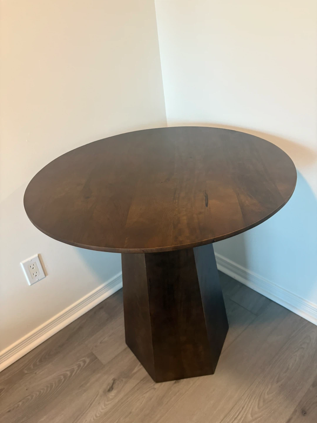 Round dining table