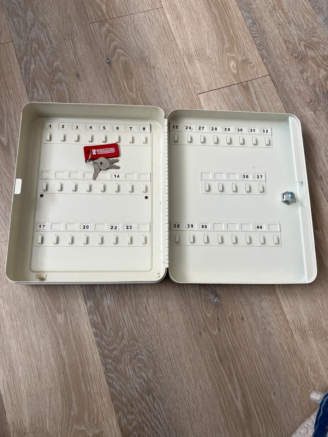 Master Lock Key Cabinet - Holds 44 Keys image indicator(2)