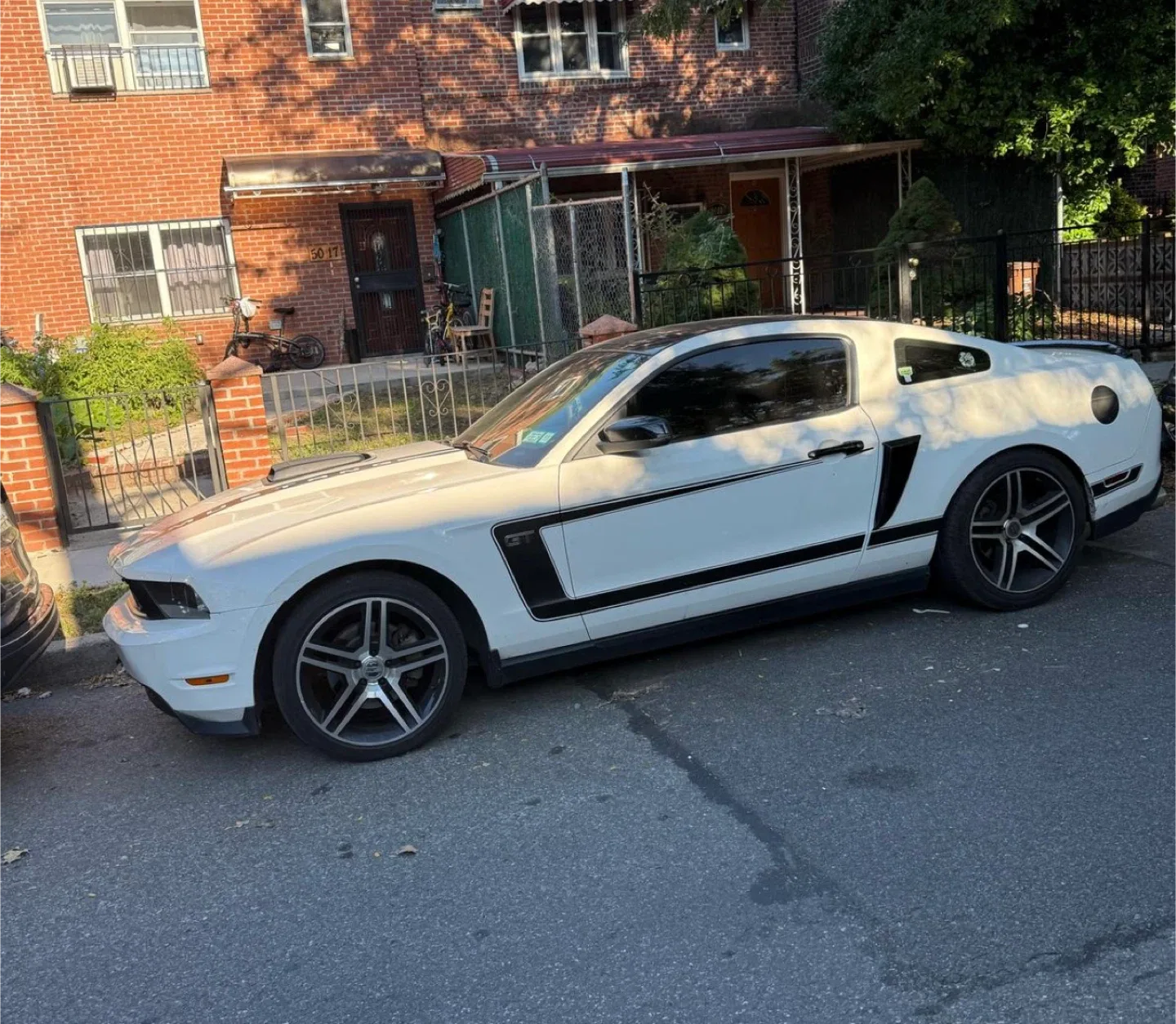 White Ford Mustang GT image indicator(2)
