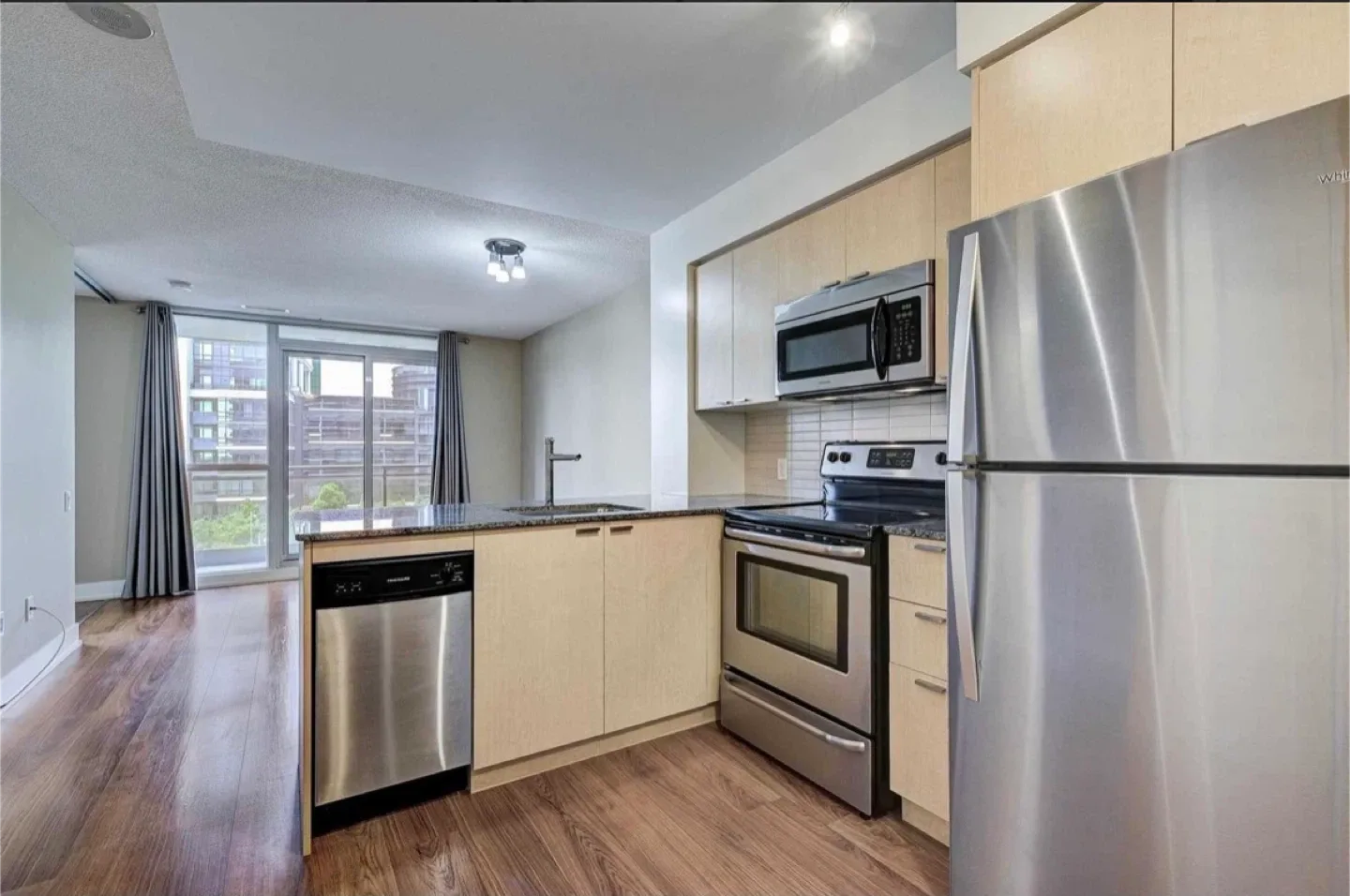 Full (used) kitchen - L shape peninsula layout