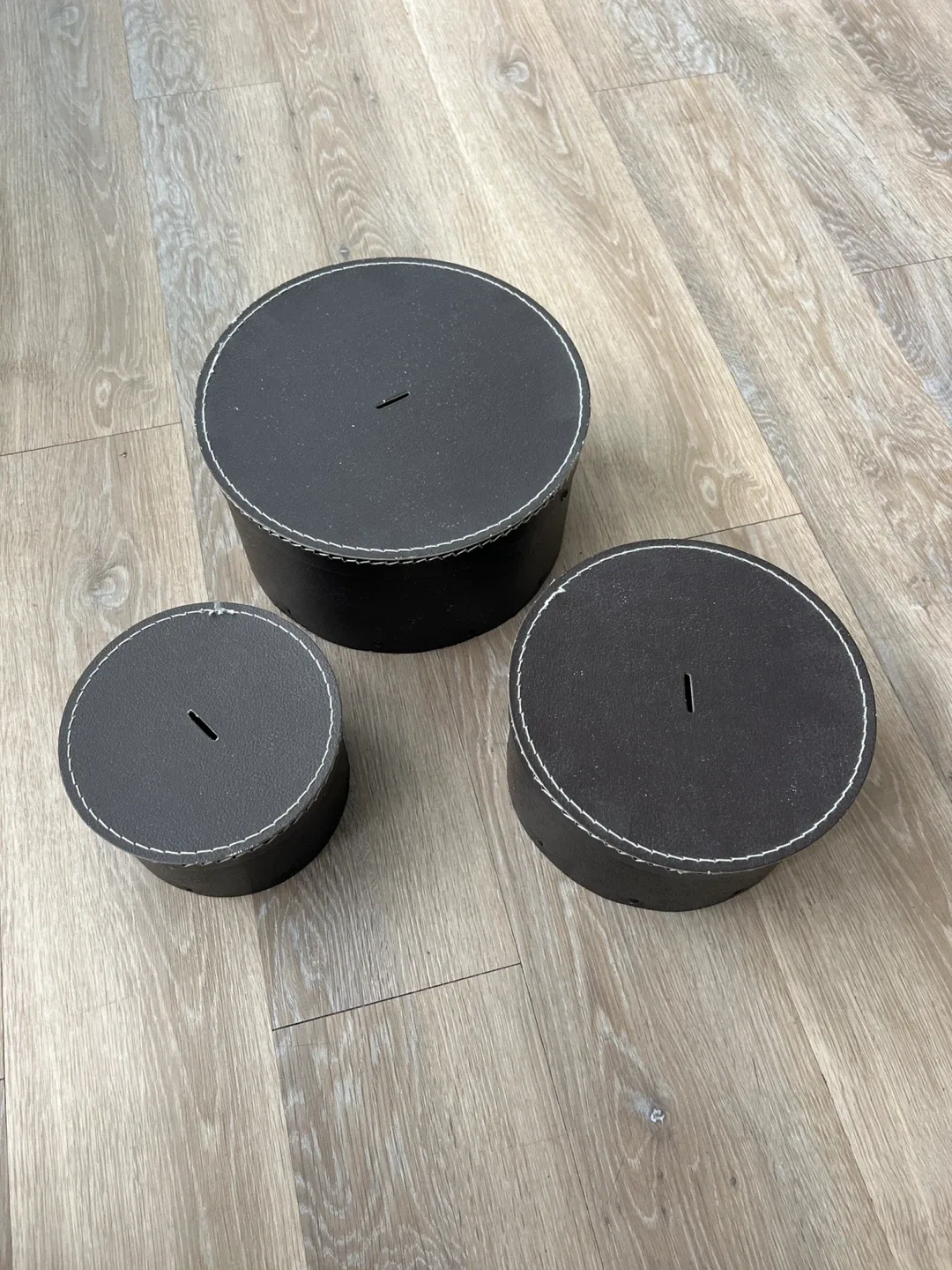 Set of 3 Round Nesting Boxes - Black image indicator(2)