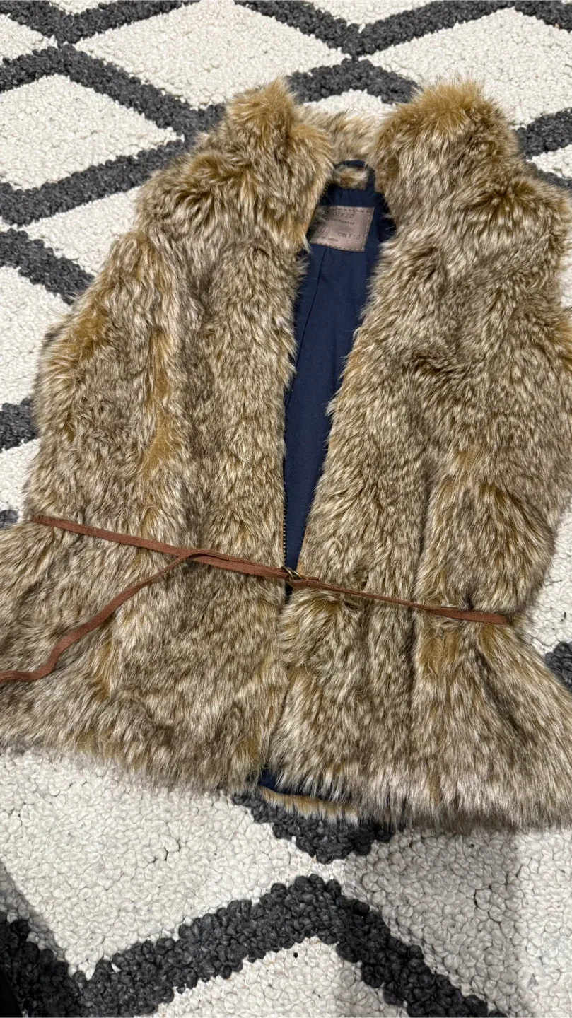 Zara Girls Faux Fur Vest - Size 5/6 image indicator(5)