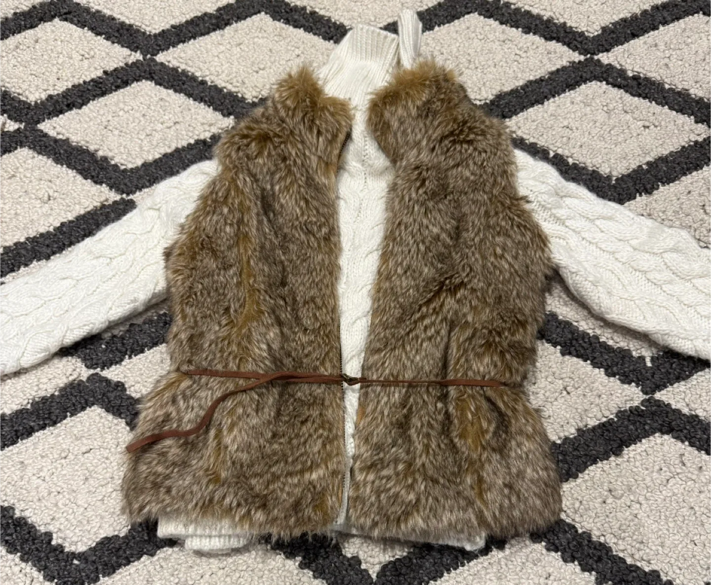 Zara Girls Faux Fur Vest - Size 5/6 image indicator(2)