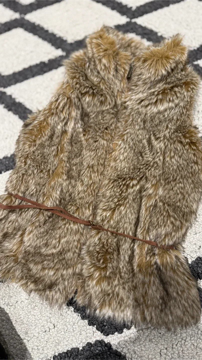 Zara Girls Faux Fur Vest - Size 5/6 image indicator(3)