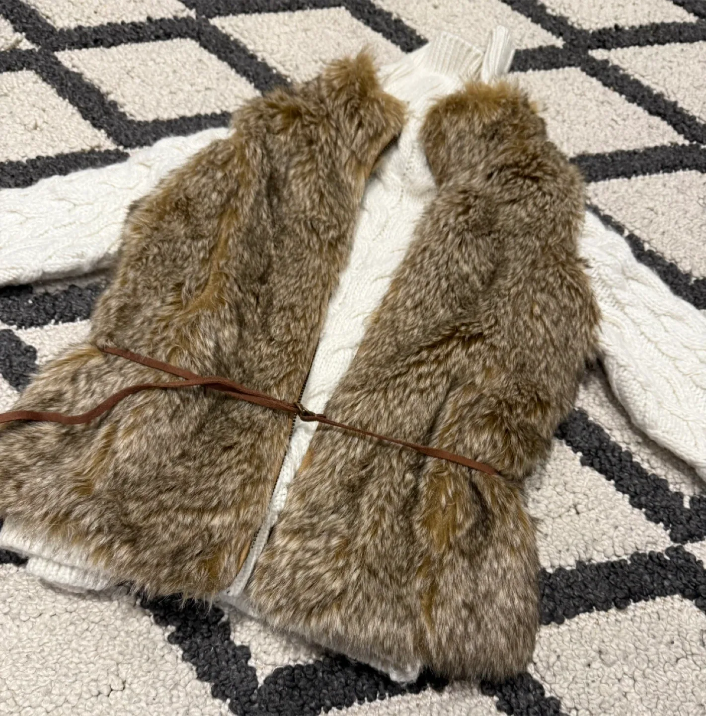 Zara Girls Faux Fur Vest - Size 5/6 thumbnail