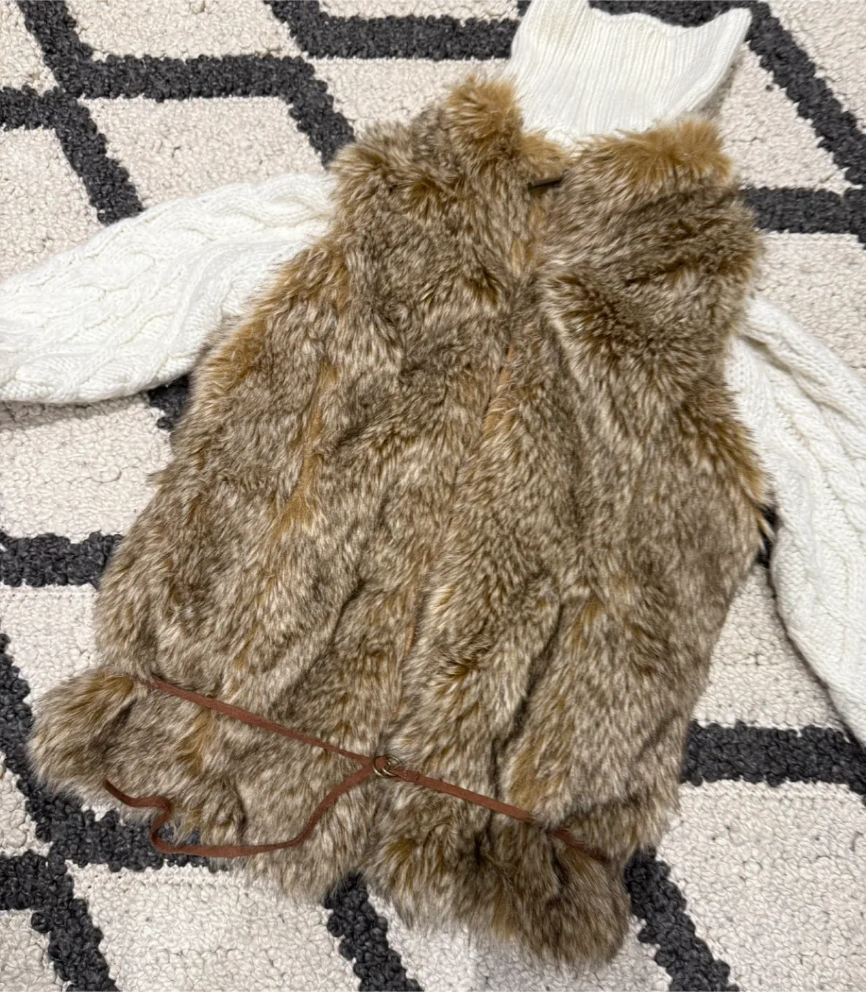 Zara Girls Faux Fur Vest - Size 5/6 image indicator(7)