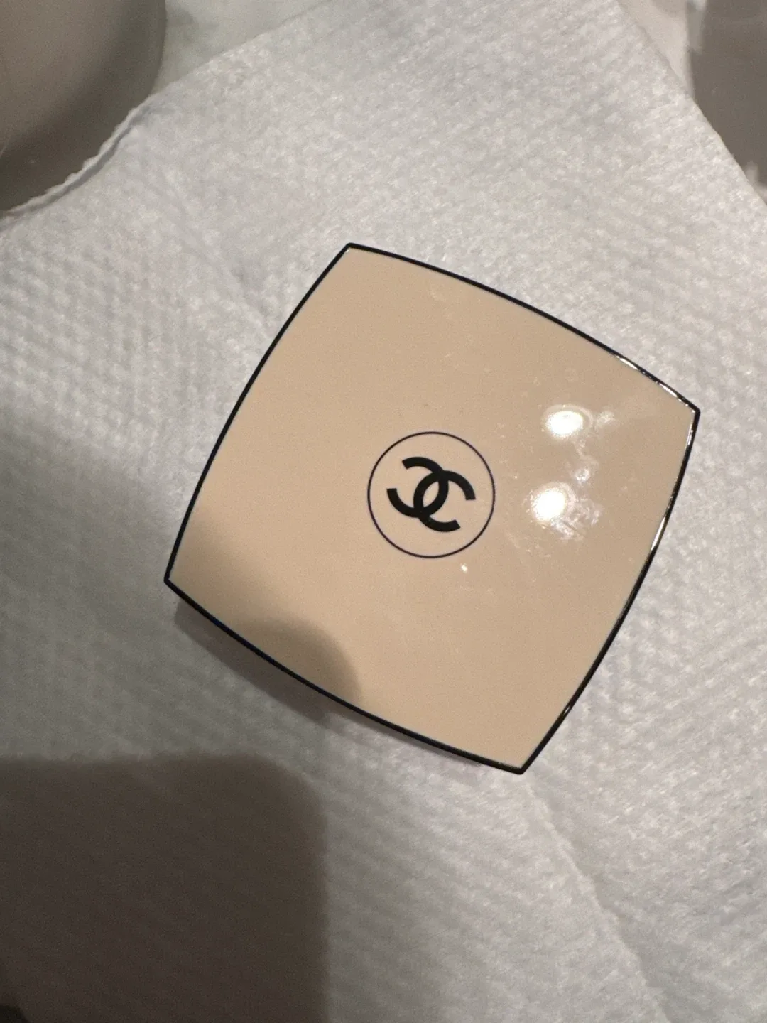 Chanel Les Beiges Healthy Glow Gel Touch Foundation N°10 image indicator(2)