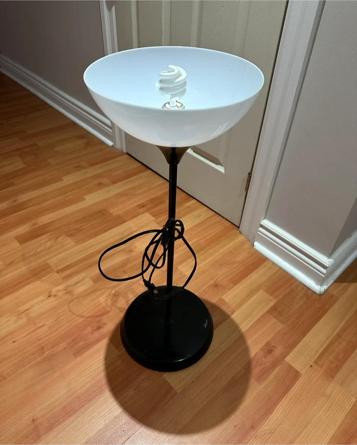 Modern Black & White Floor Lamp image indicator(2)