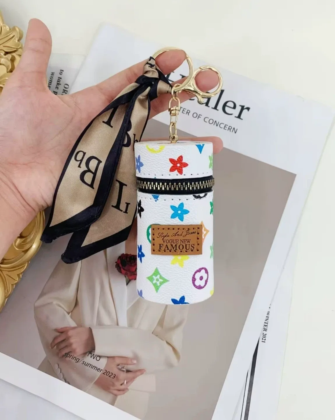 Vogue New Famous Cylinder Keychain image indicator(3)