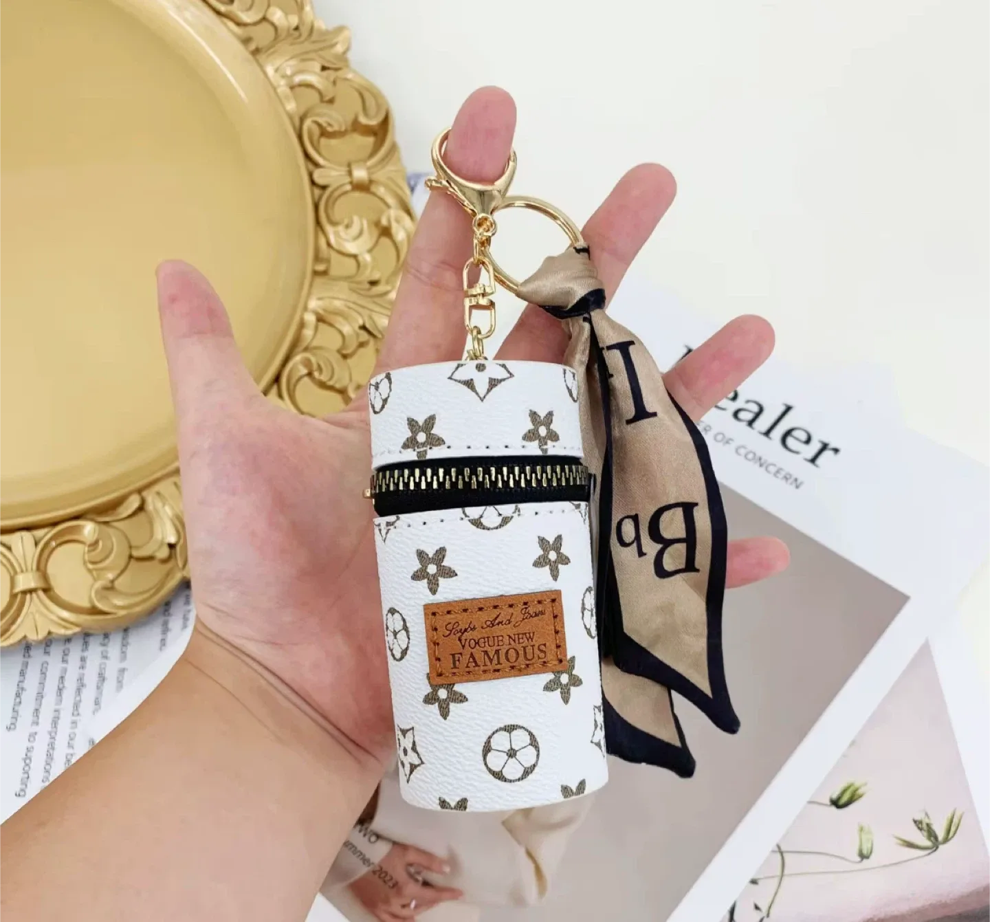Vogue New Famous Cylinder Keychain image indicator(4)