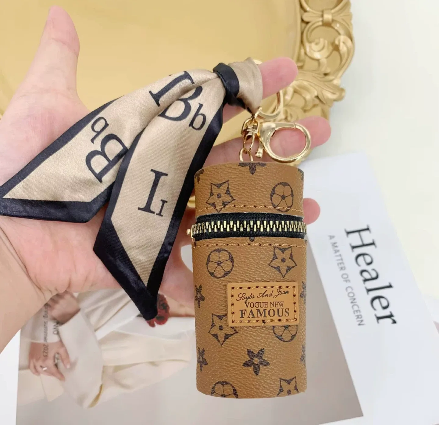 Vogue New Famous Cylinder Keychain image indicator(5)