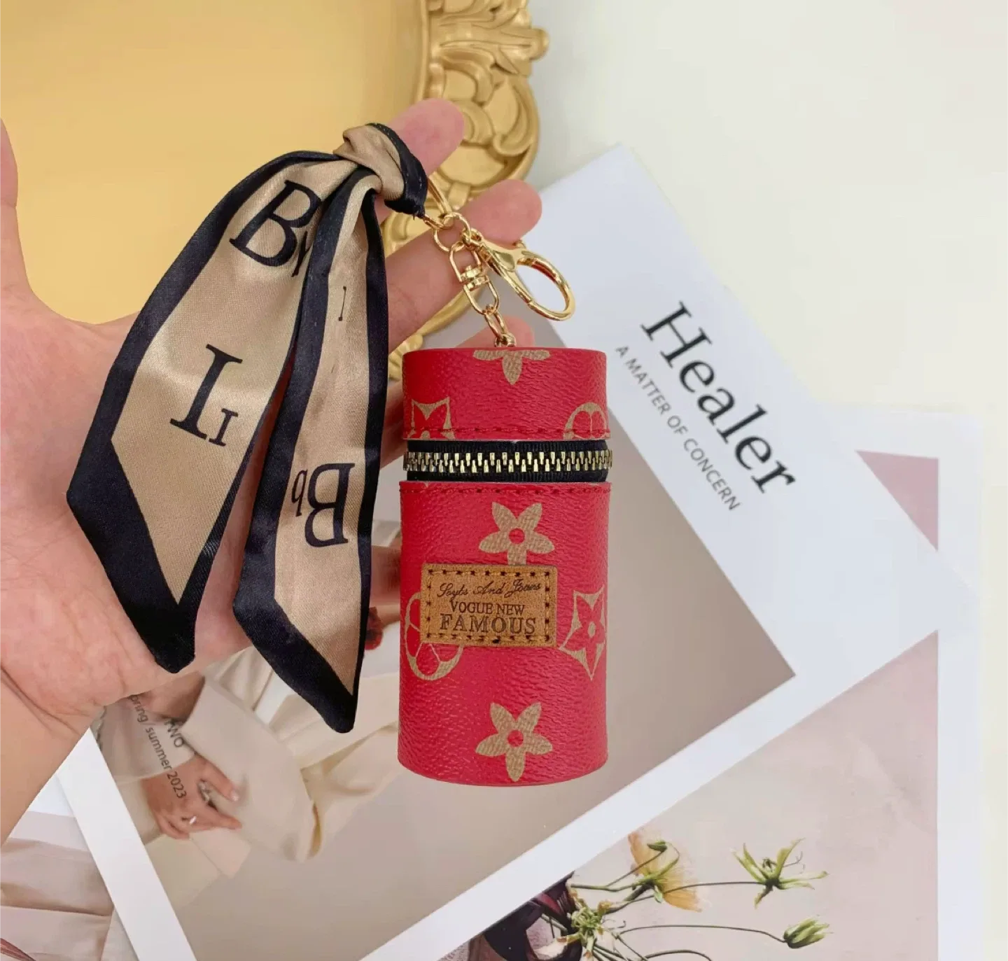 Vogue New Famous Cylinder Keychain image indicator(6)