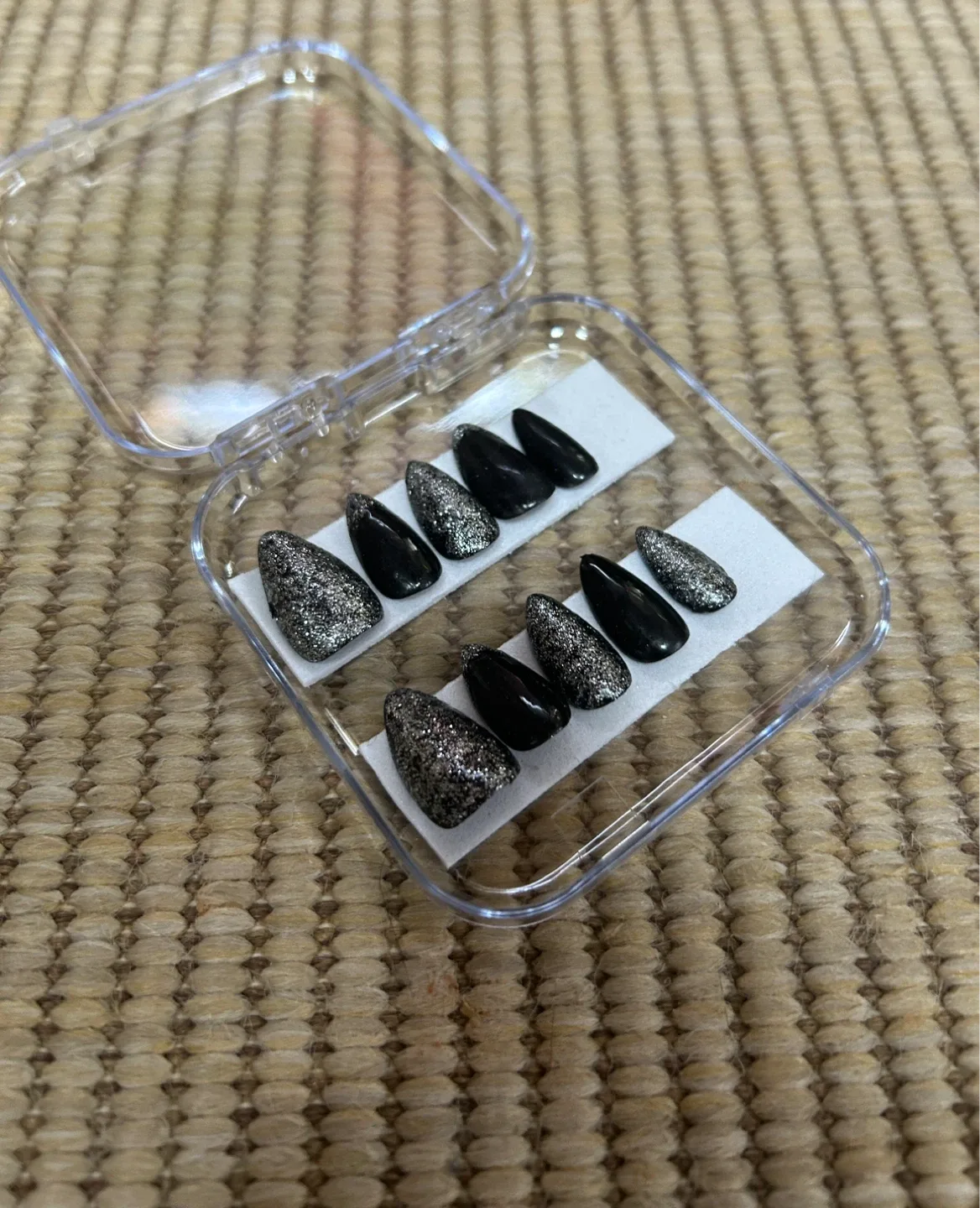 Homemade Black & Silver Swan Press-On Nails (S) thumbnail