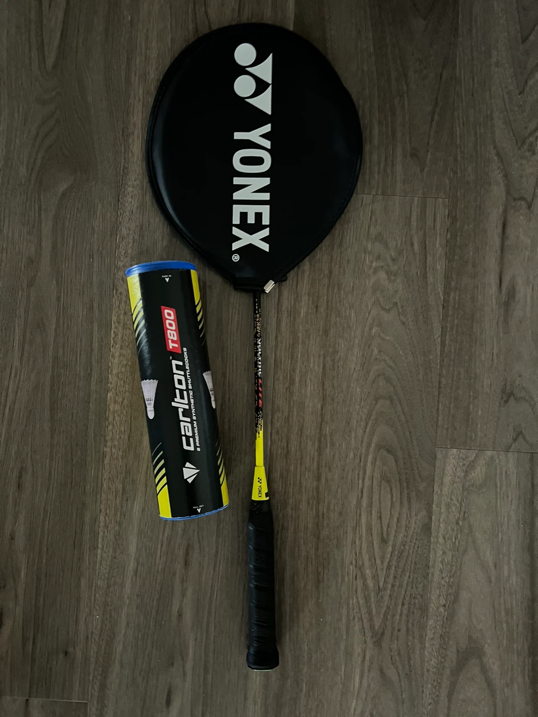Yonex Badminton Racket with Carlton T800 Shuttles