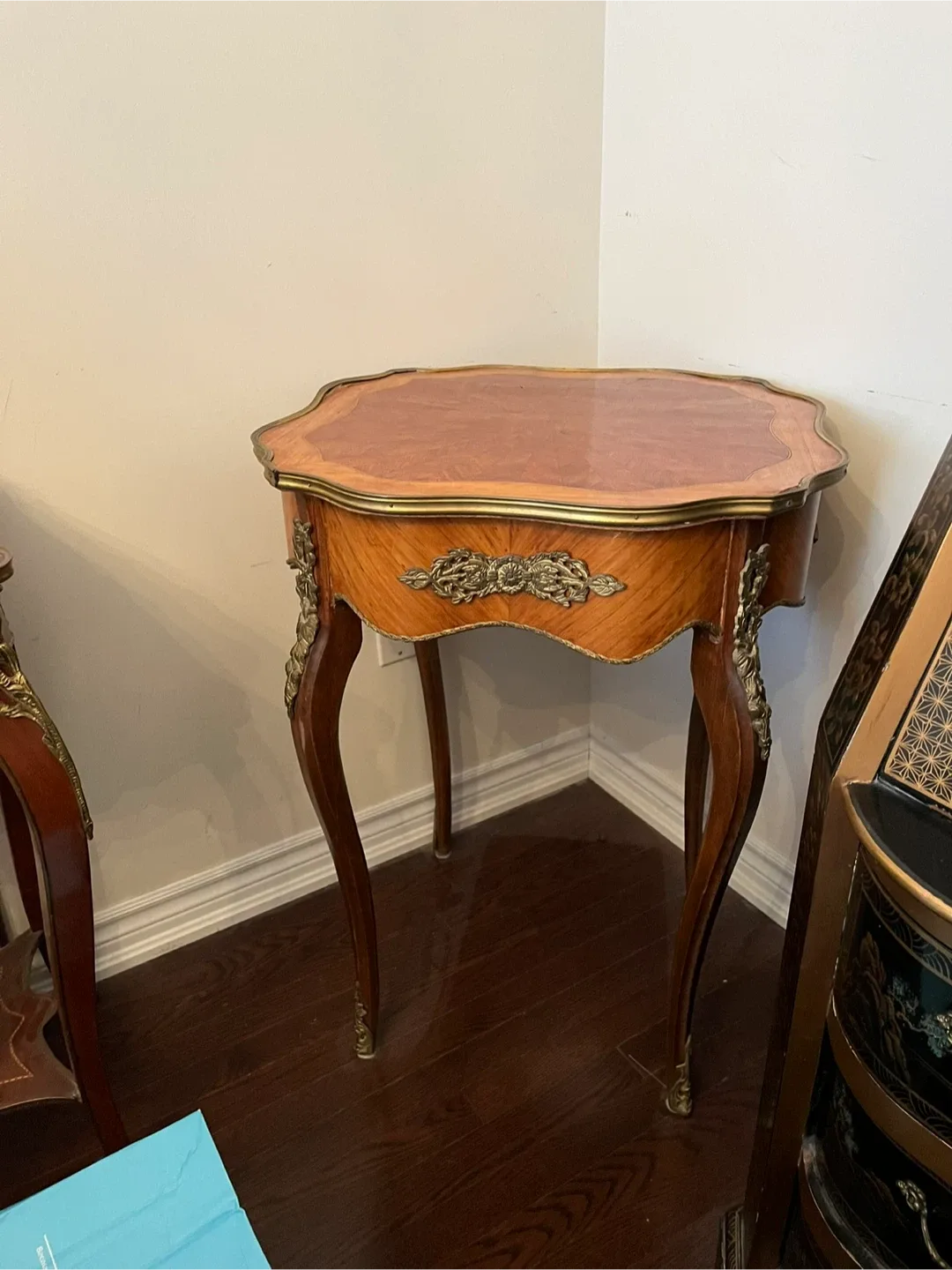 Antique French Style Accent Table image indicator(2)