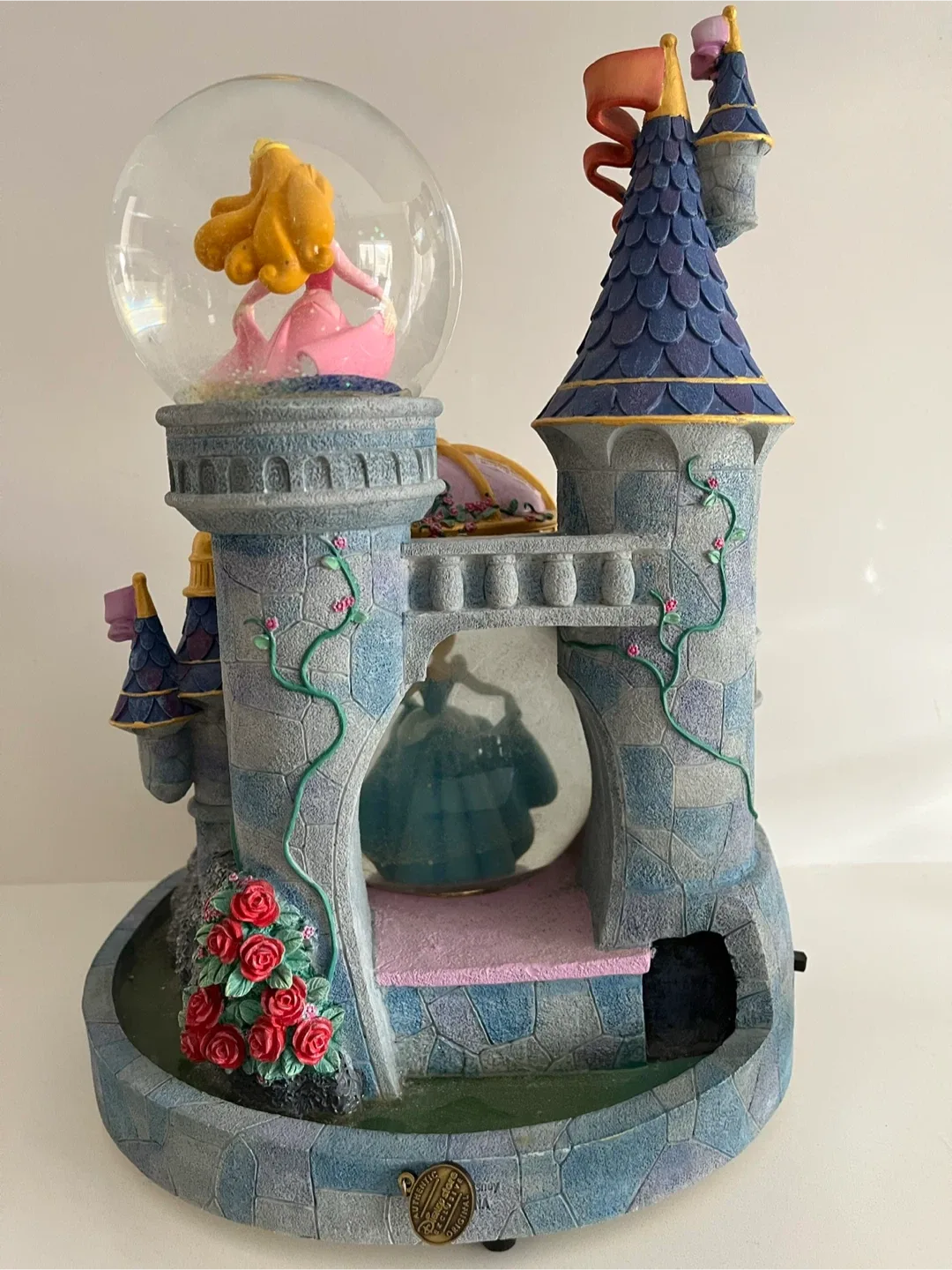 Disney Princess Castle Musical Snow Globe image indicator(3)