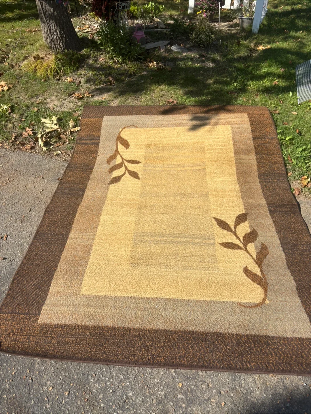 Area Rug with Leaf Design image indicator(3)