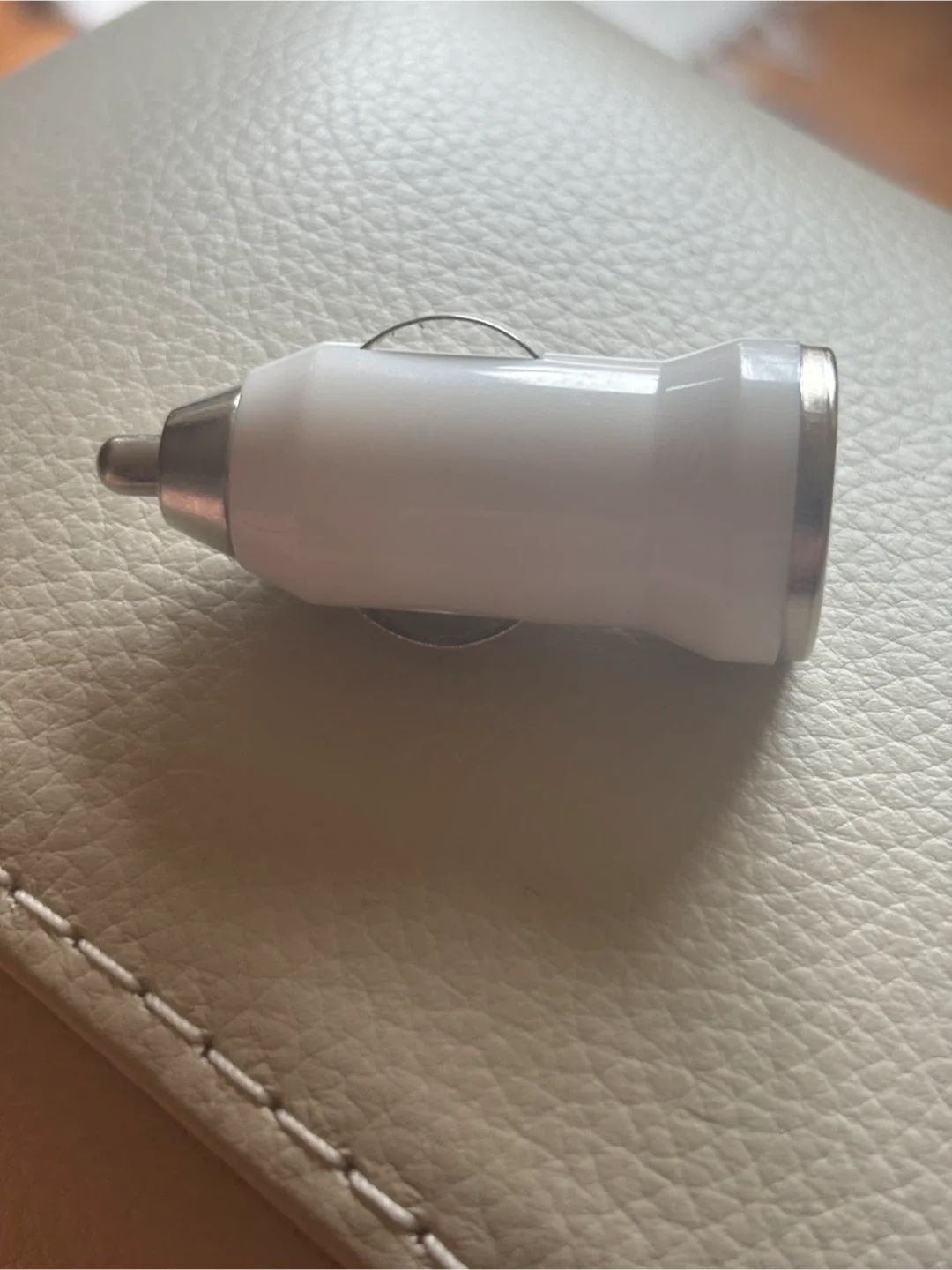 Car Charger - White image indicator(2)