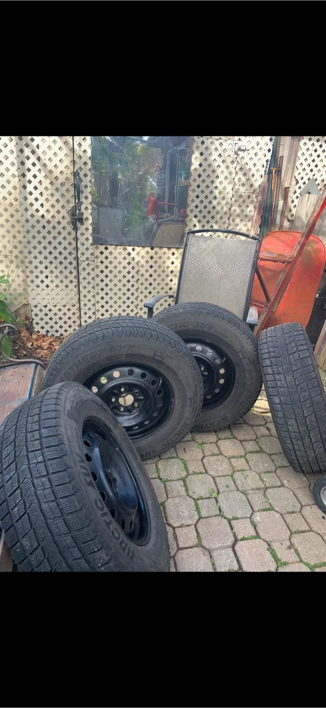 Arctic SUV Winter Tires - 235/70R16 image indicator(2)