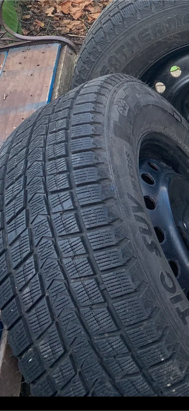 Arctic SUV Winter Tires - 235/70R16 image indicator(3)