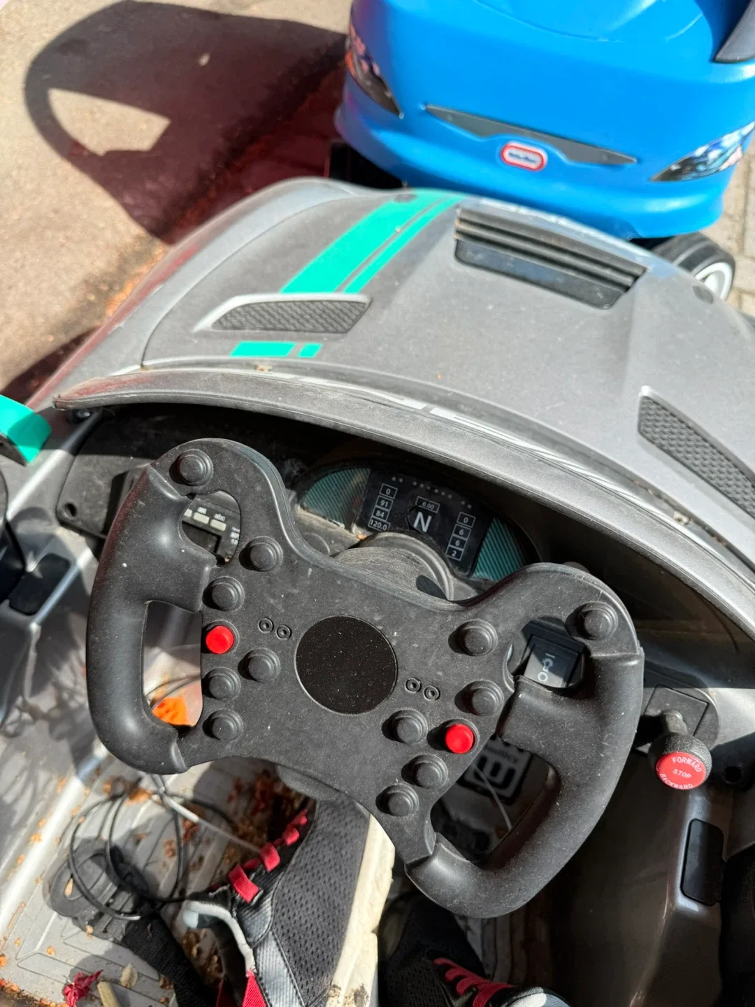 Mercedes-AMG Kids Ride-On Car image indicator(4)