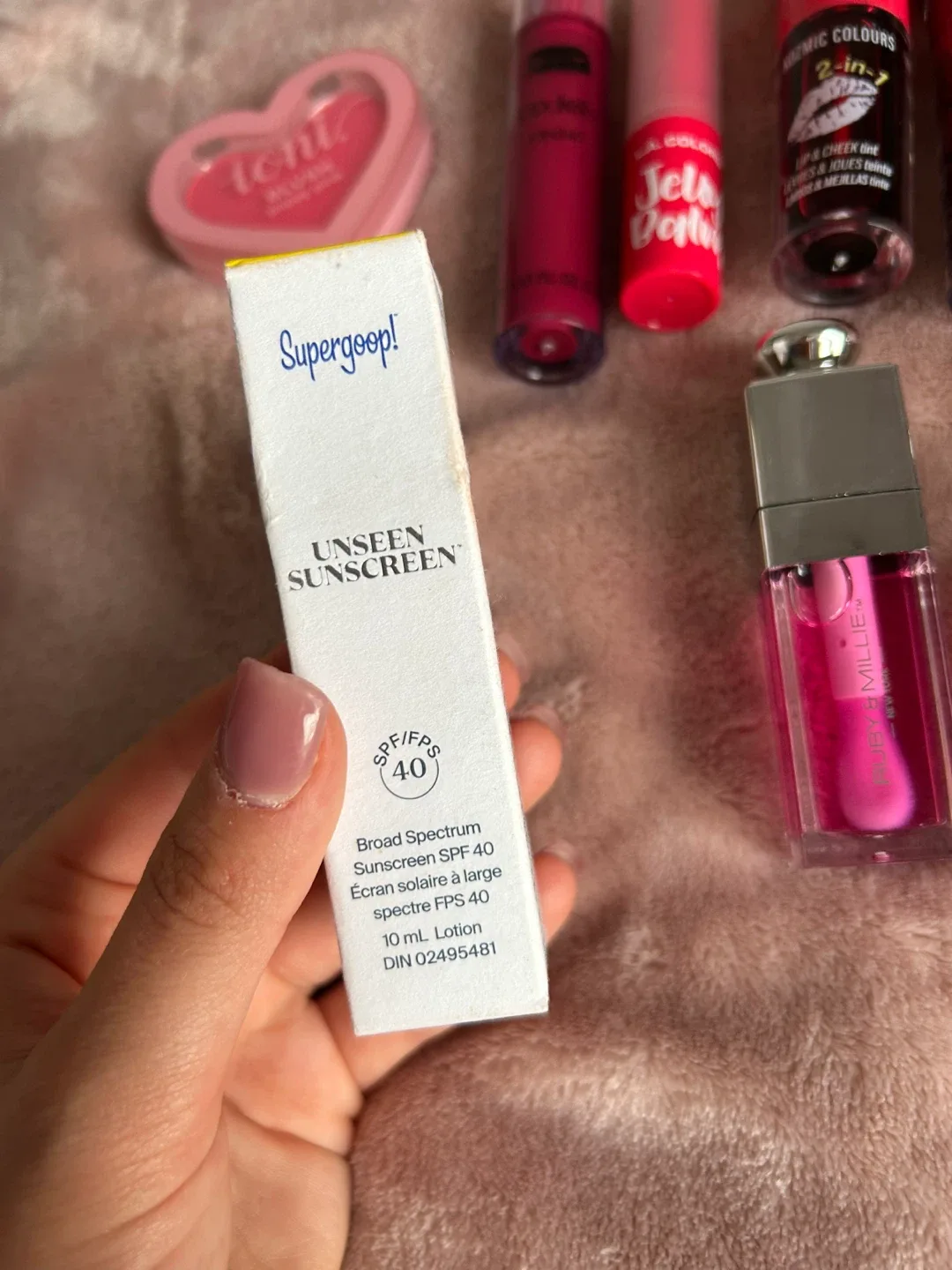 FREE COSMETICS WITH PURCHASE image indicator(4)