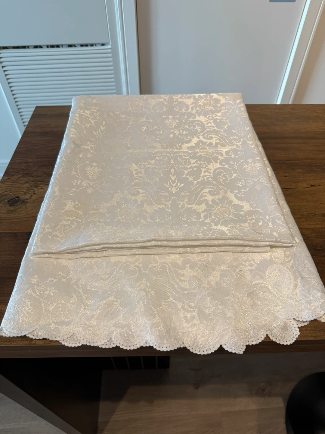 Elegant White Tablecloth - photo 2