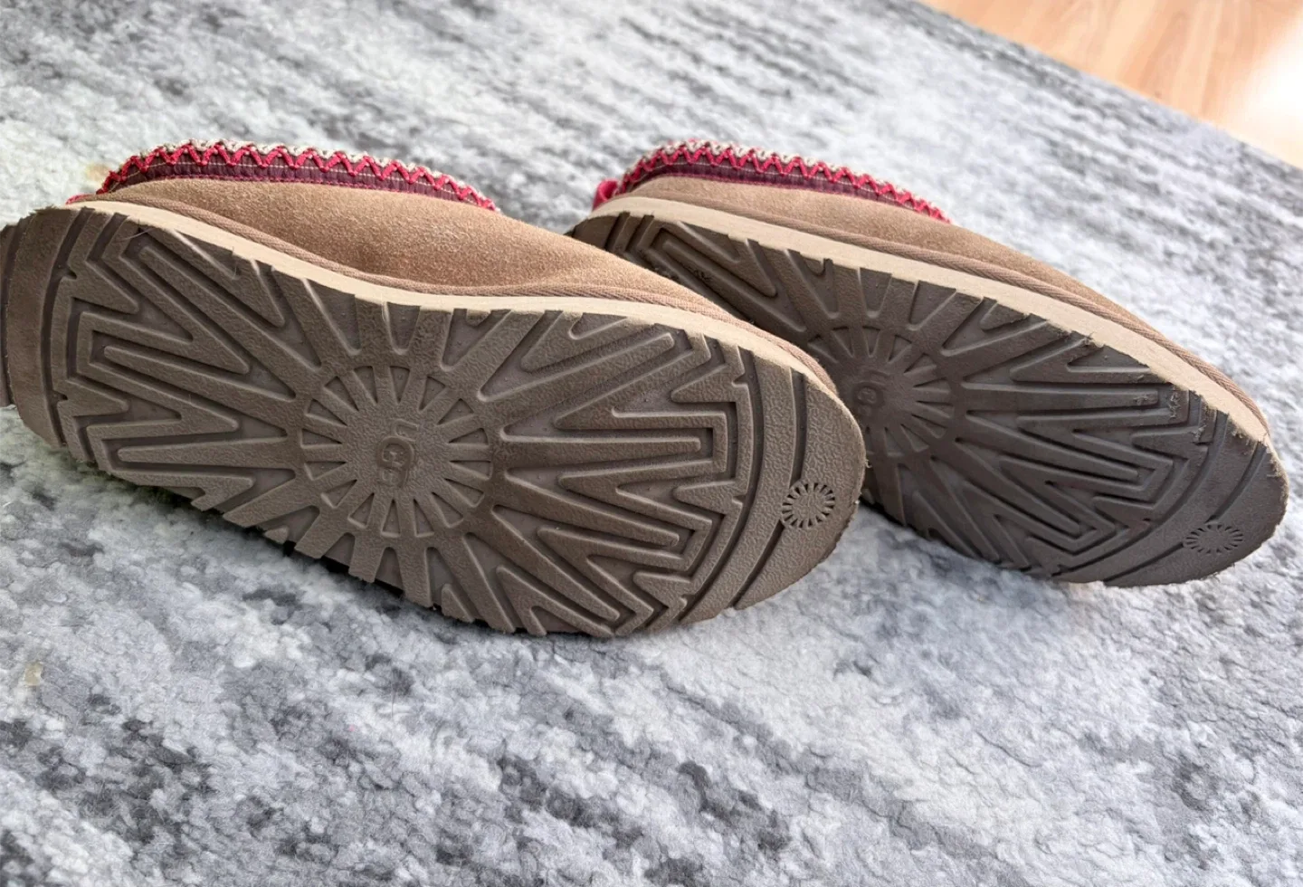 UGG Girl’s Tasman Slipper, Size 1 image indicator(2)