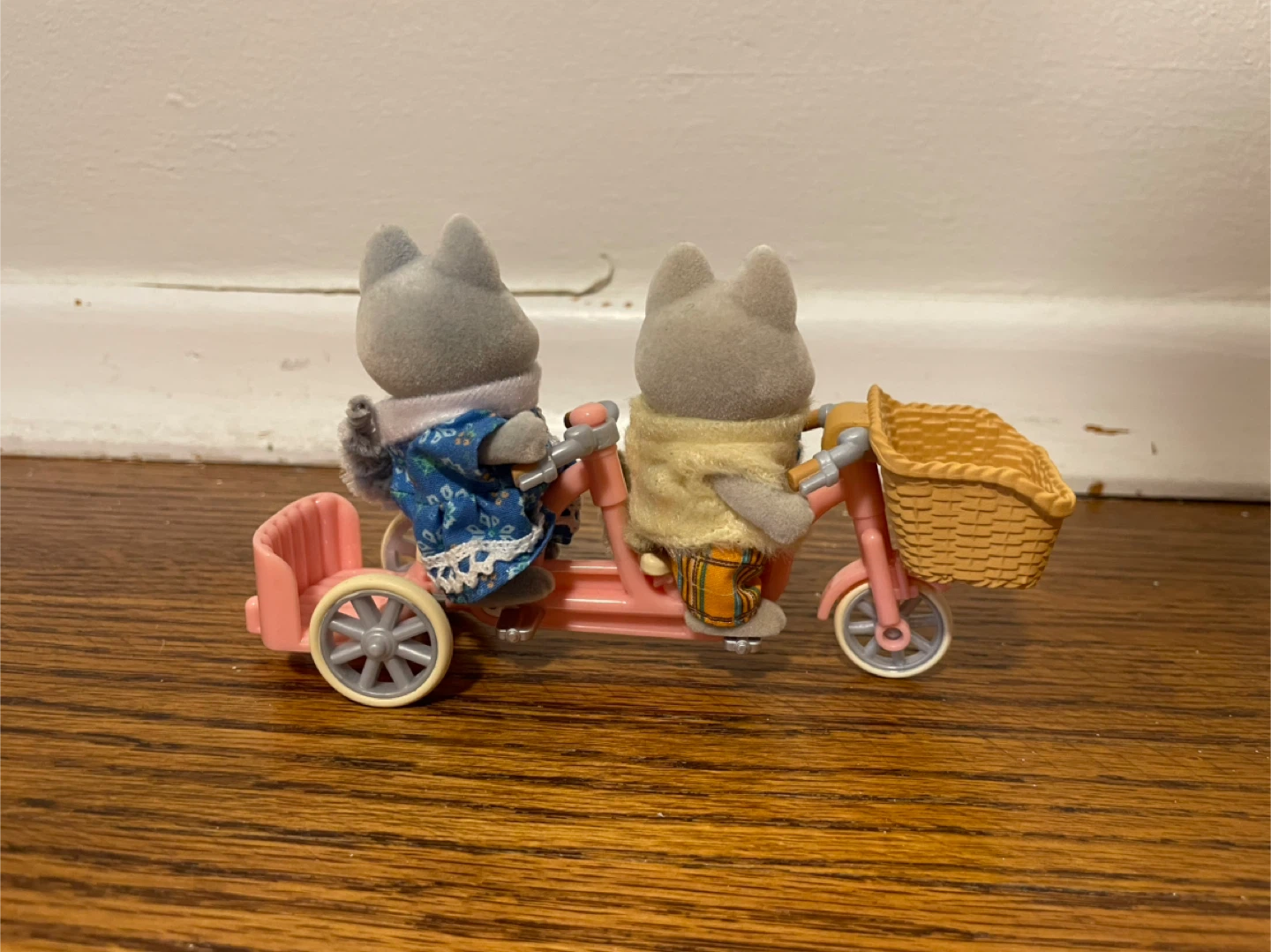 Calico Critters Tandem Cycling Set - Husky Sister & Brother - photo 2