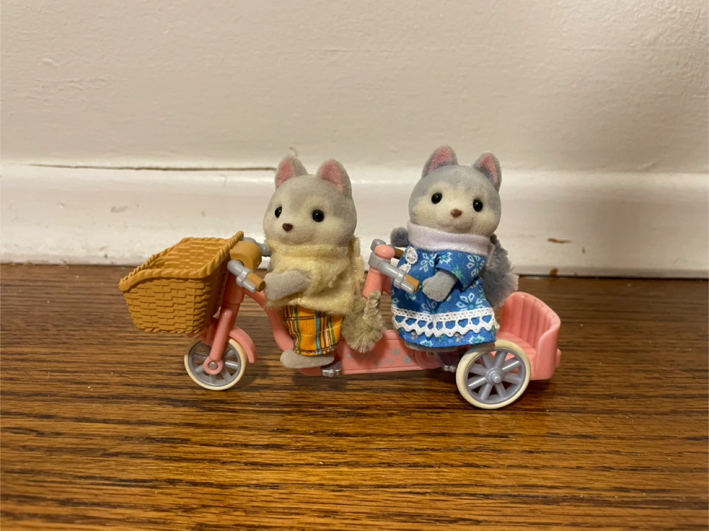 Calico Critters Tandem Cycling Set - Husky Sister & Brother