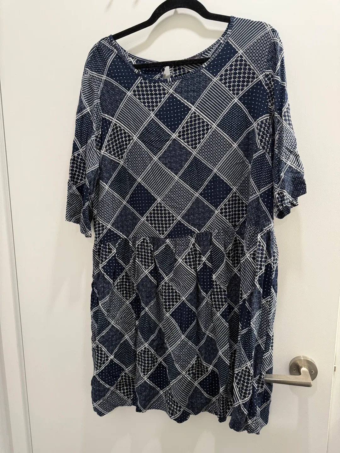 7 Assorted Women's Dresses size XL ( each 5$) image indicator(5)