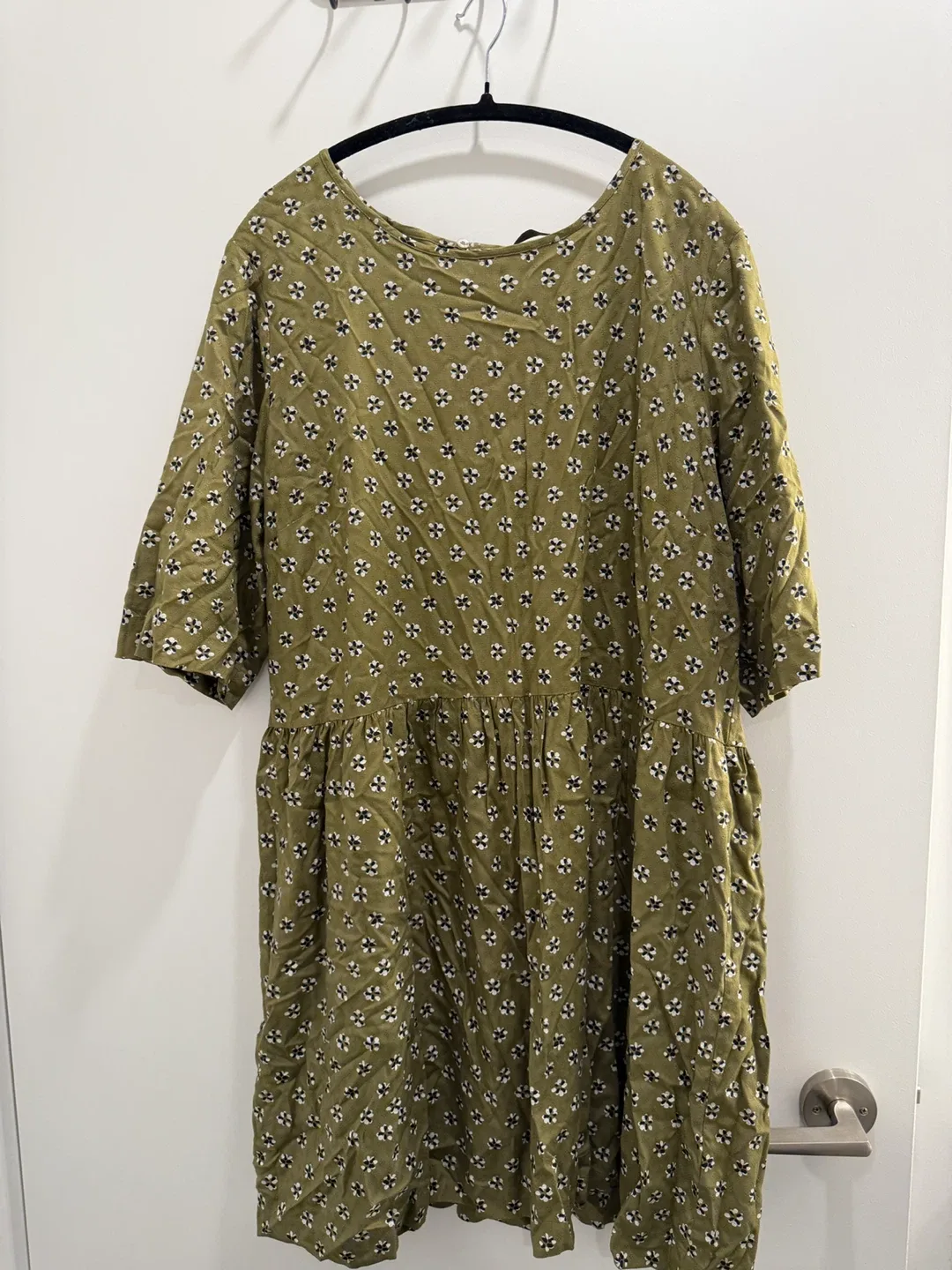 7 Assorted Women's Dresses size XL ( each 5$) image indicator(7)
