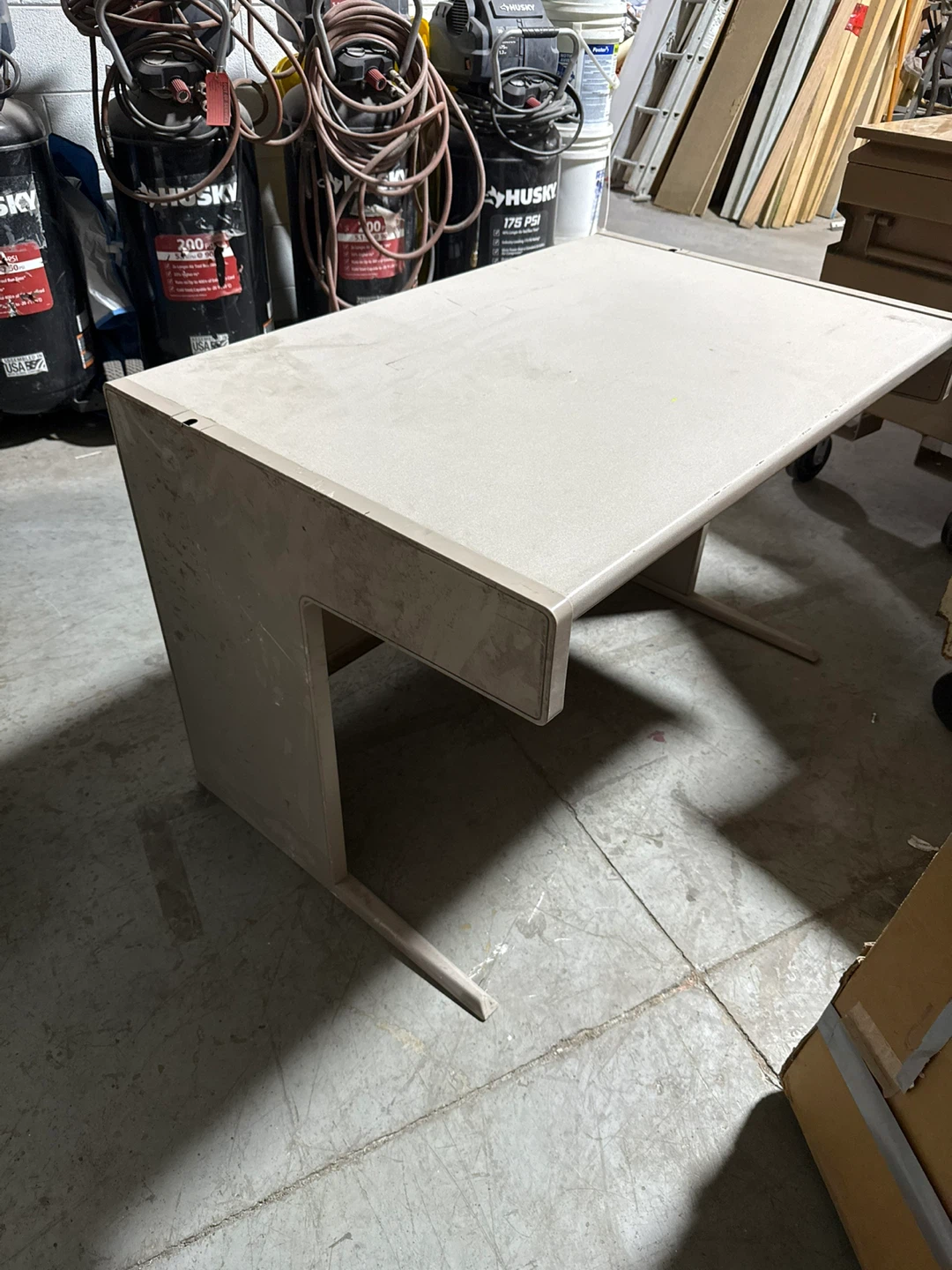 Desk - photo 2