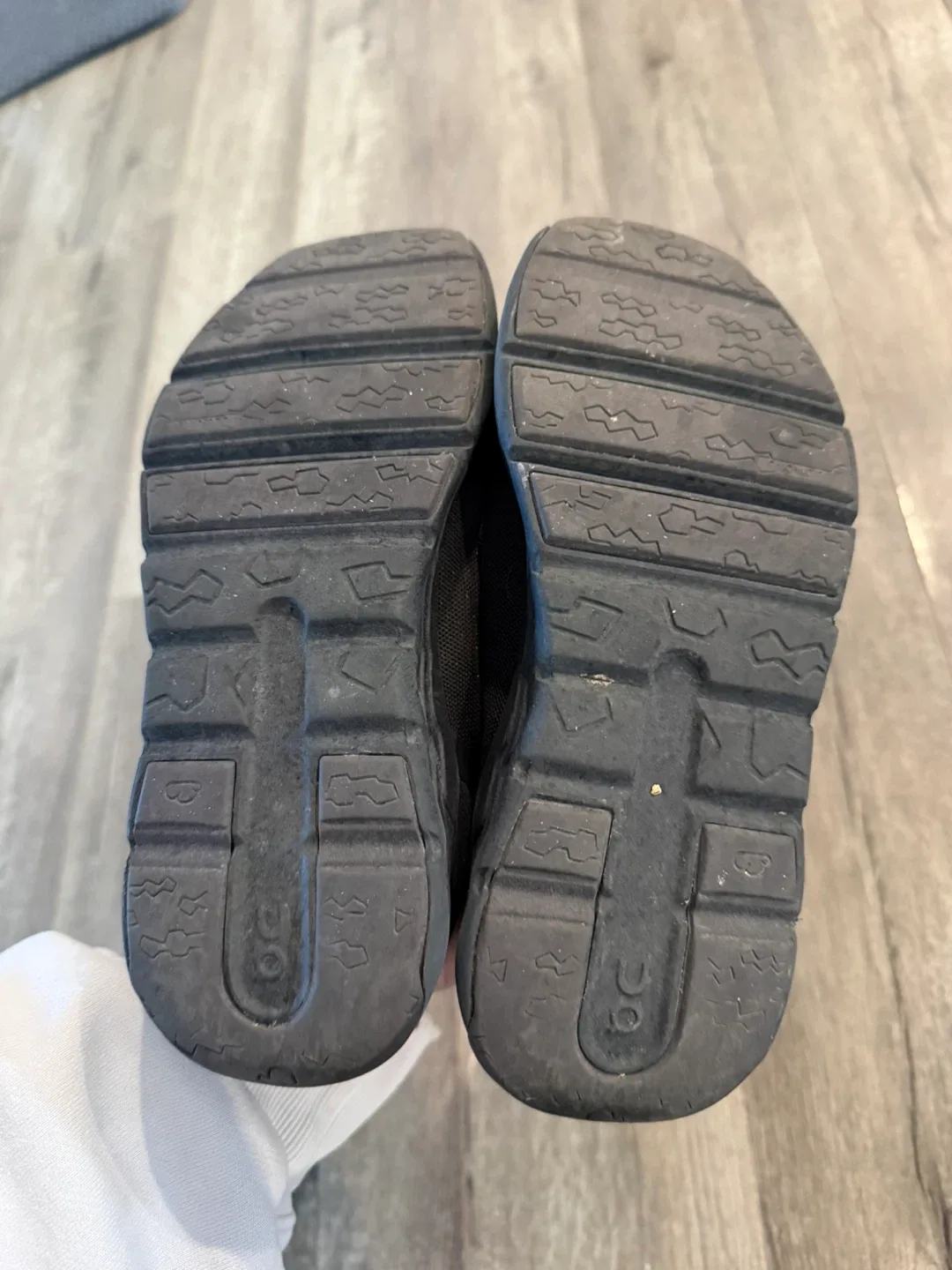 Kids on cloud running shoes image indicator(2)