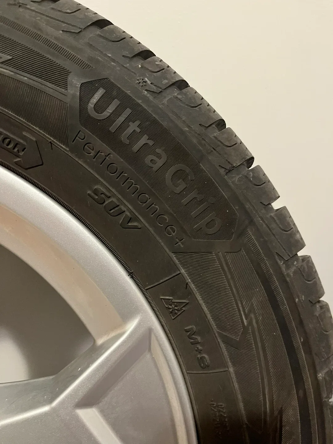 Goodyear Ultra Grip Performance + SUV 215/65R17 Winter Tire image indicator(4)