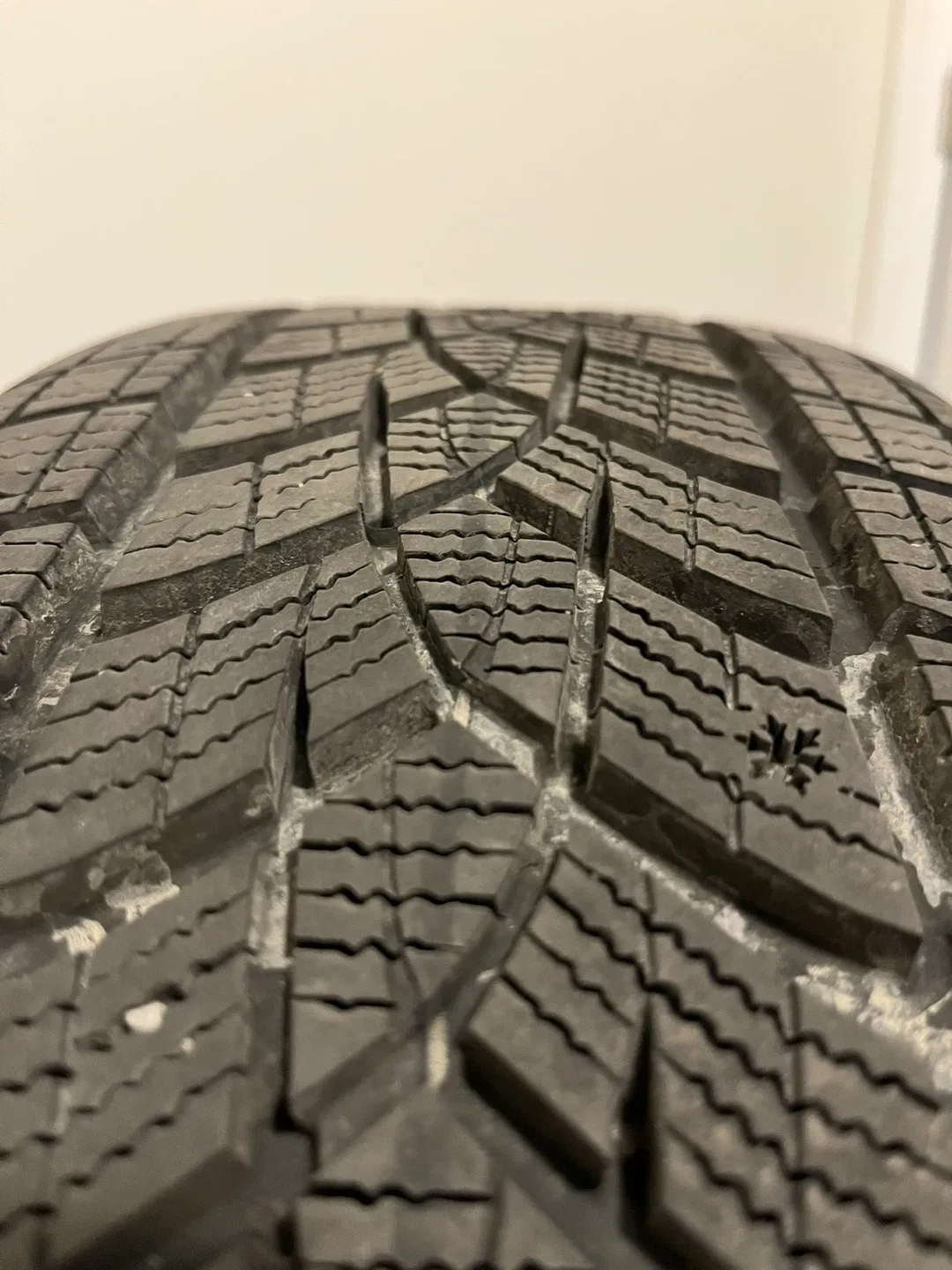 Goodyear Ultra Grip Performance + SUV 215/65R17 Winter Tire image indicator(2)