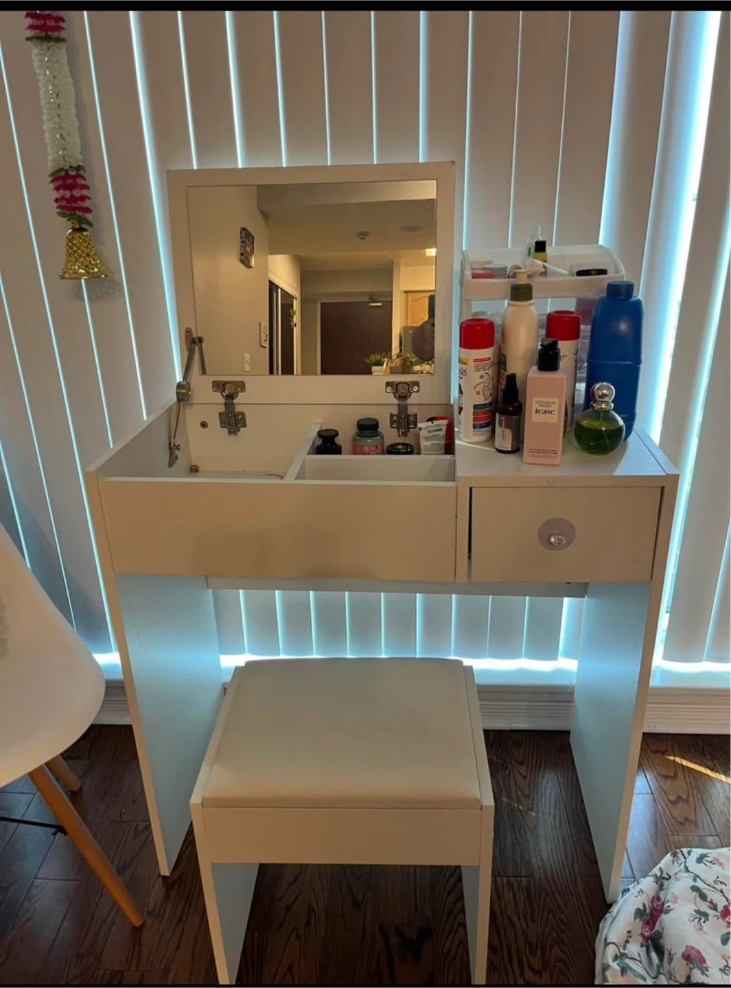 Aosom HOMCOM Vanity Table with Flip Top Mirror & Stool