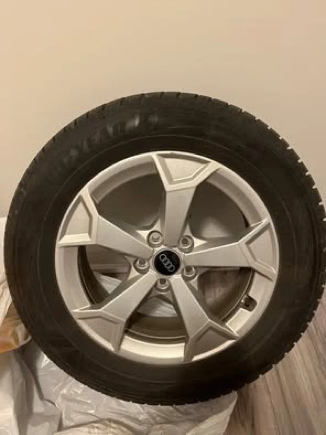 Goodyear Ultra Grip Performance + SUV 215/65R17 Winter Tire image indicator(5)