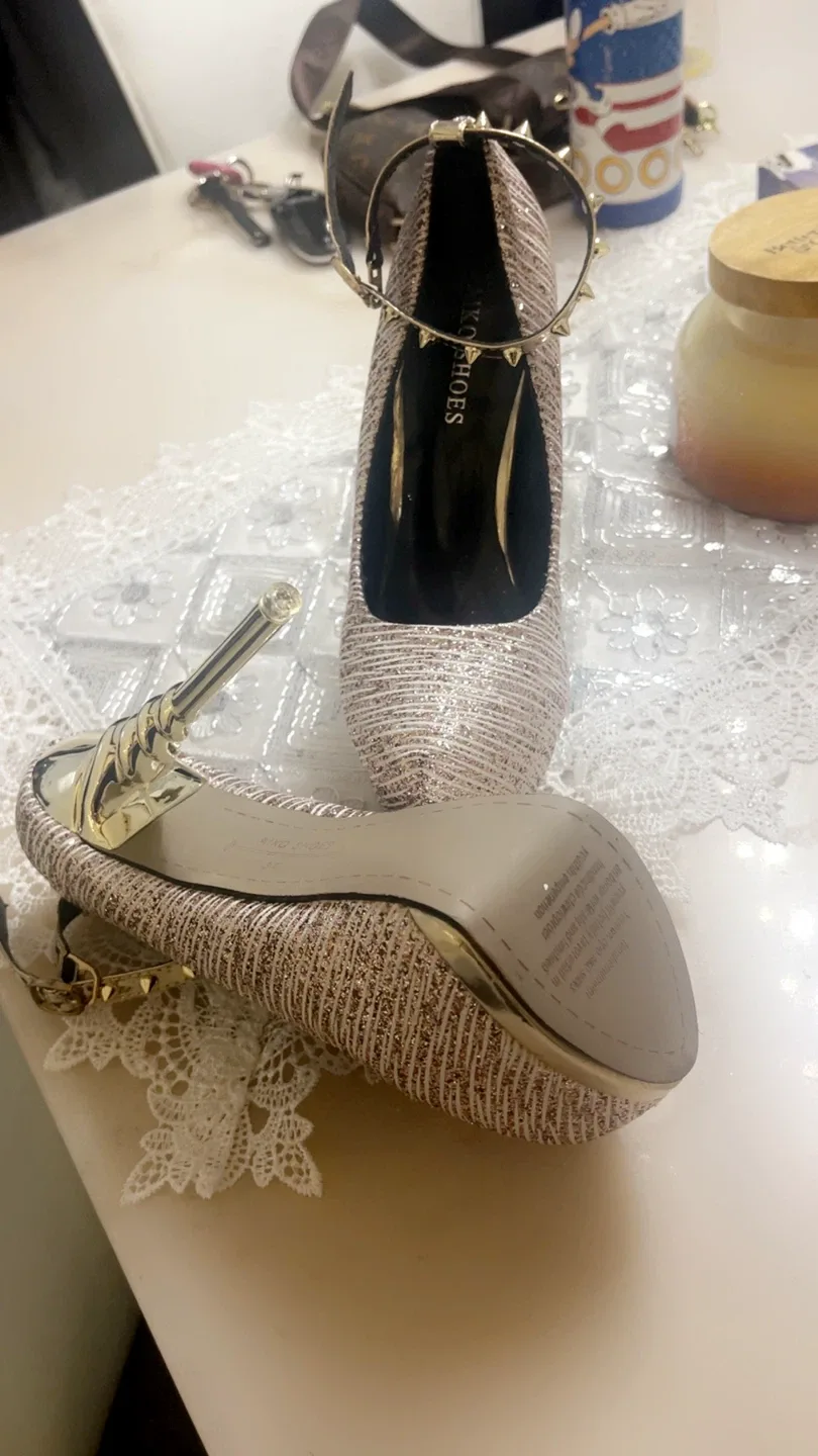 AIKO SHOES Gold Glitter Heels, Size 6 image indicator(5)